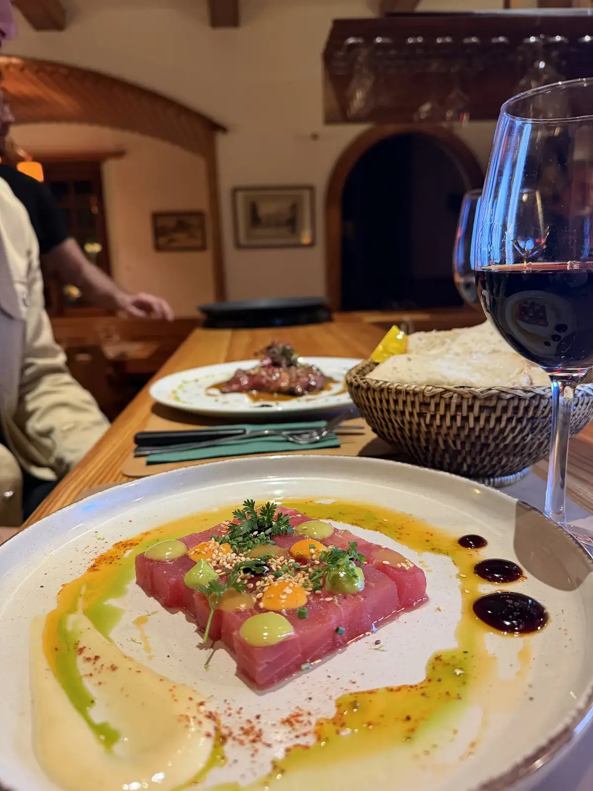 Tartare de thon et verre de vin rouge au comptoir du Carnotzet — Grand Hôtel & Kurhaus Arolla