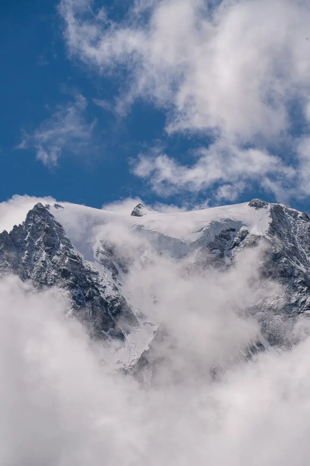 Pigne d'Arolla enneigé (3 796 m), sommet du cirque d'Arolla