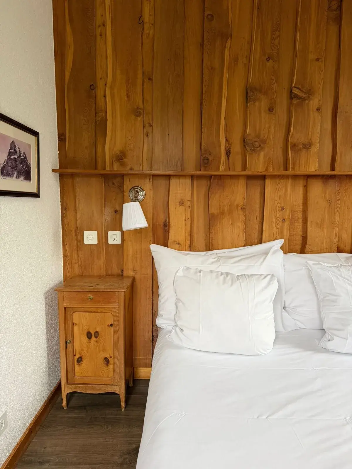 Room clad in arolla pine, detail of the bed and woodwork — Grand Hôtel & Kurhaus Arolla