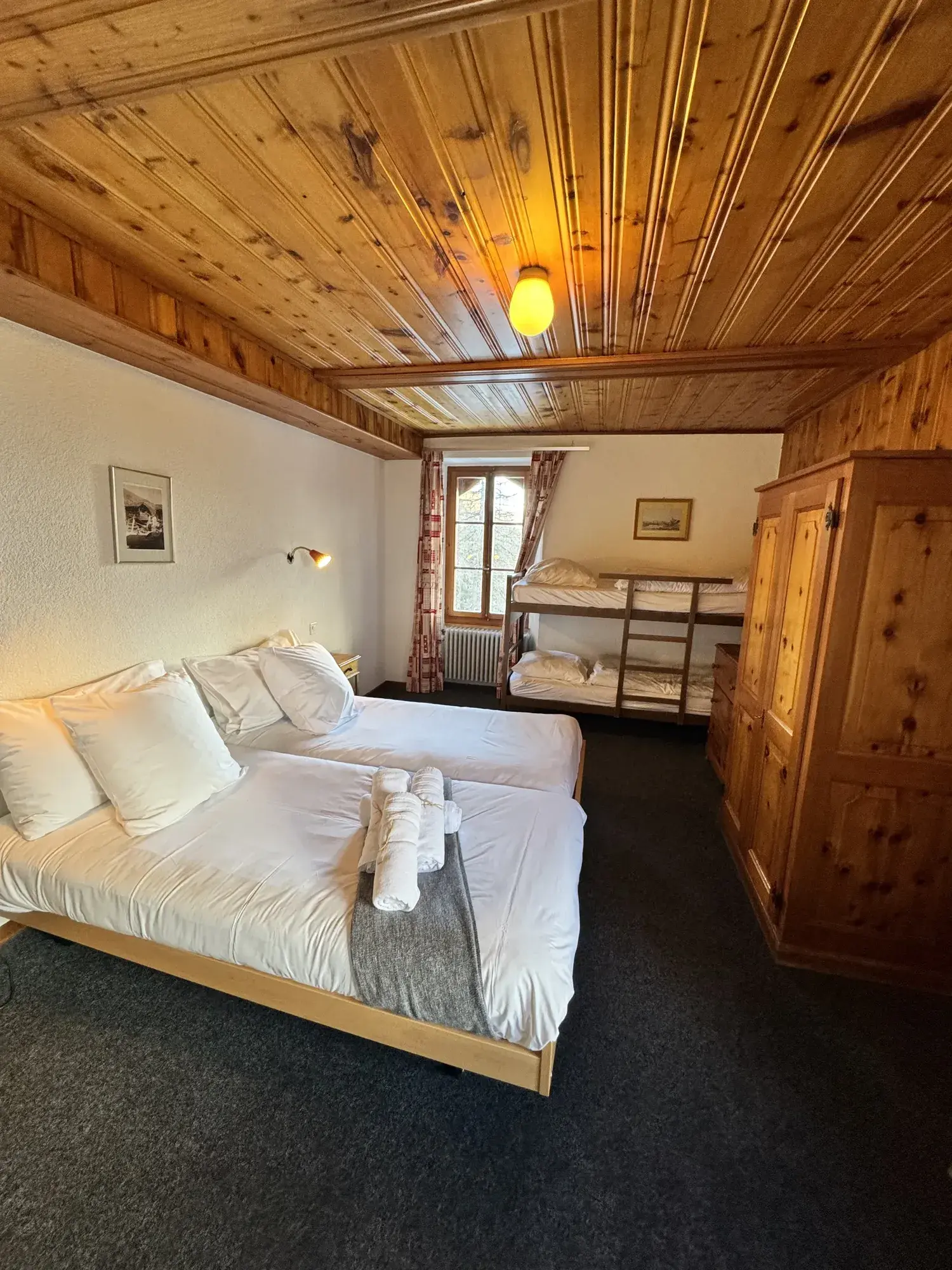 Family room with a double bed and bunk beds — Grand Hôtel & Kurhaus Arolla