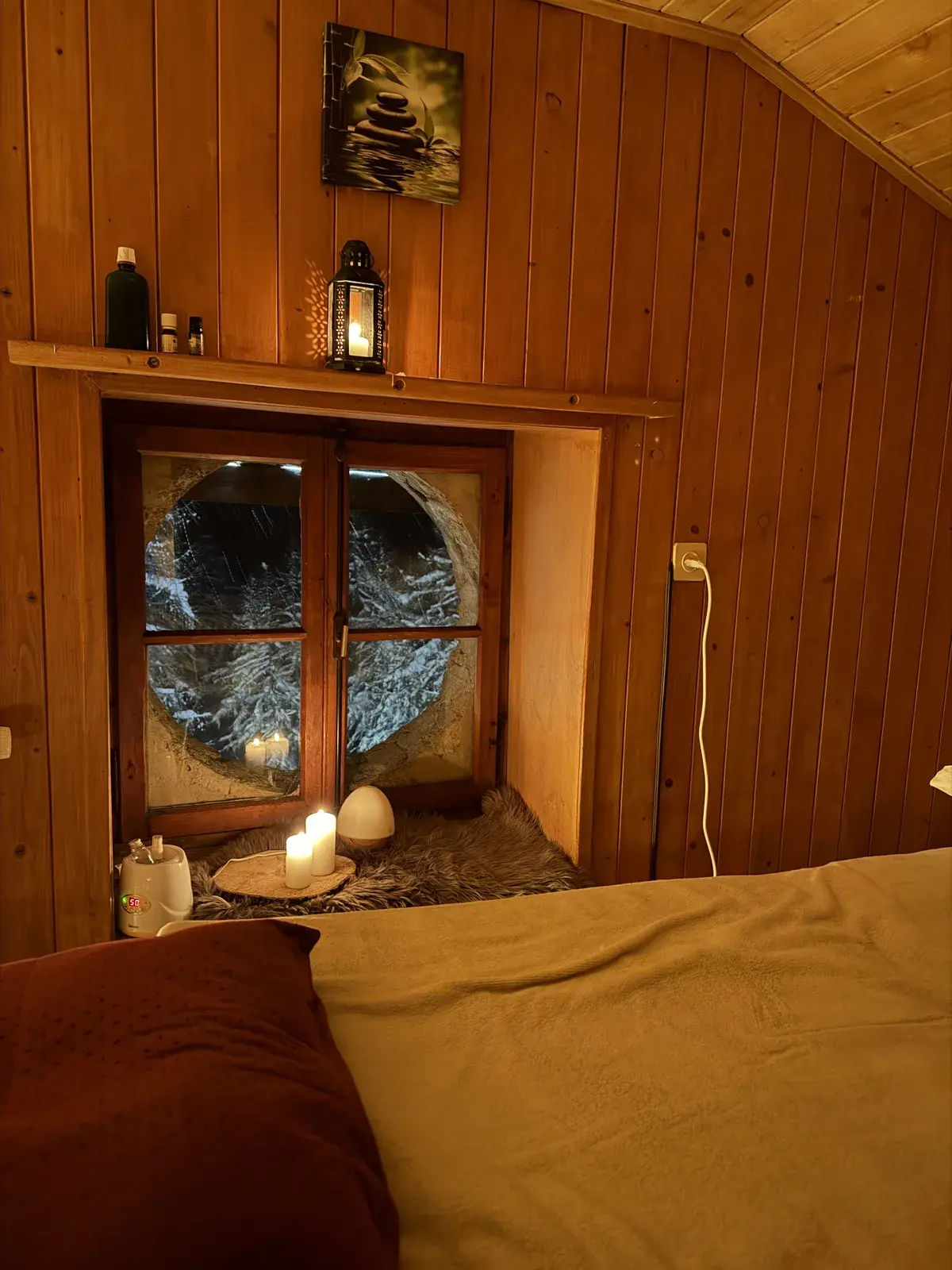 Salle de massage à la lumière des bougies, fenêtre ronde sur la montagne — Grand Hôtel & Kurhaus Arolla