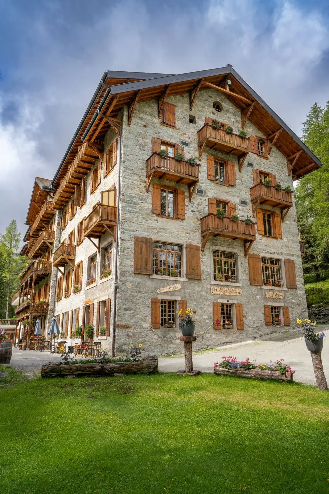 Le Grand Hôtel & Kurhaus, façade historique en pierre sous un ciel d'altitude — Arolla
