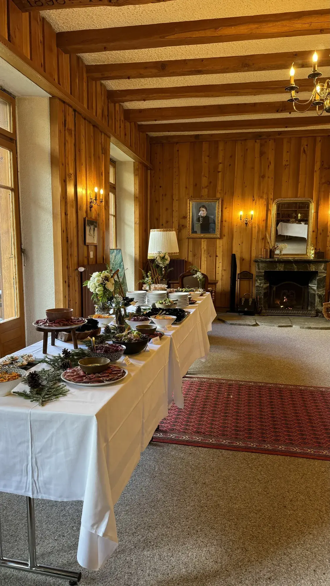 Buffet de produits du terroir dressé dans le salon historique, sous le portrait d'Honorine — Grand Hôtel & Kurhaus Arolla