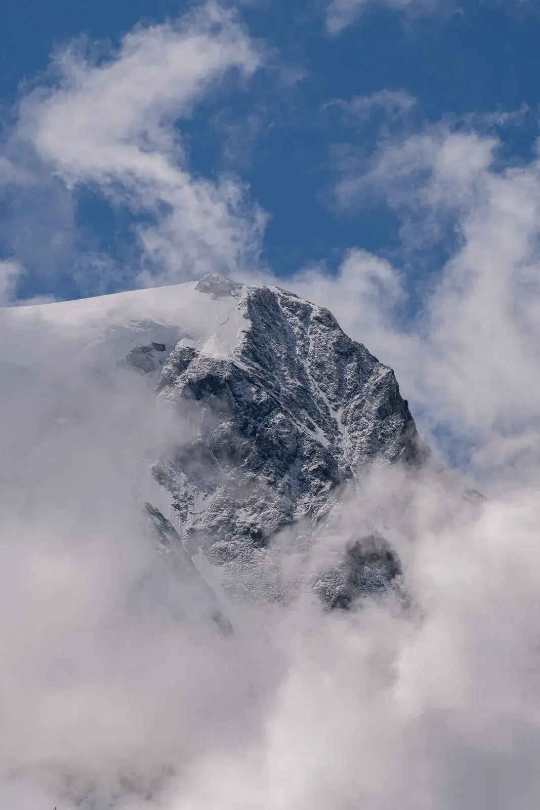 Vergletscherter Gipfel von Arolla, der aus den Wolken auftaucht — Etappe der Ski-Haute-Route