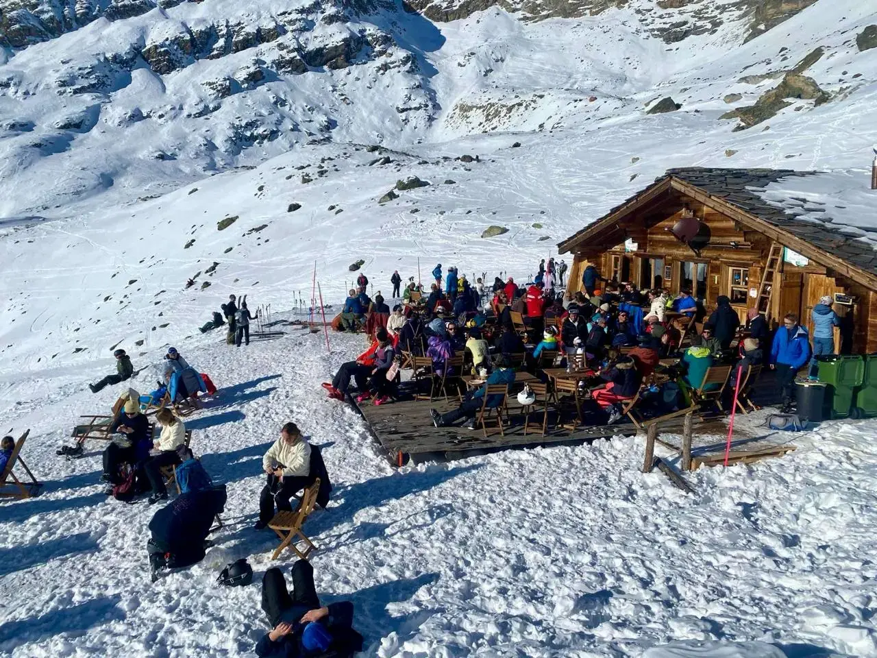 La cabane de La Chotte et sa terrasse vue depuis les hauteurs, cirque enneigé — Arolla, 2 166 m