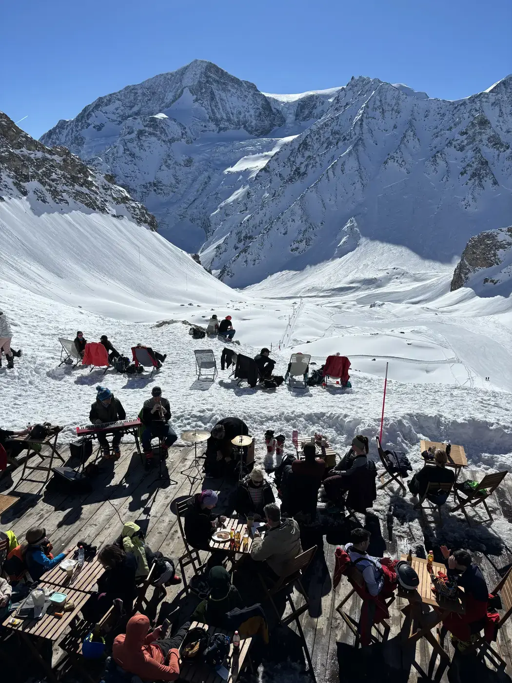 Concert en plein air sur la terrasse de La Chotte, face au cirque glaciaire — Arolla