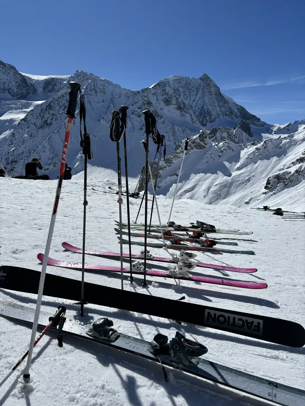 Skis et bâtons plantés dans la neige devant les sommets, à l’arrivée de La Chotte — Arolla