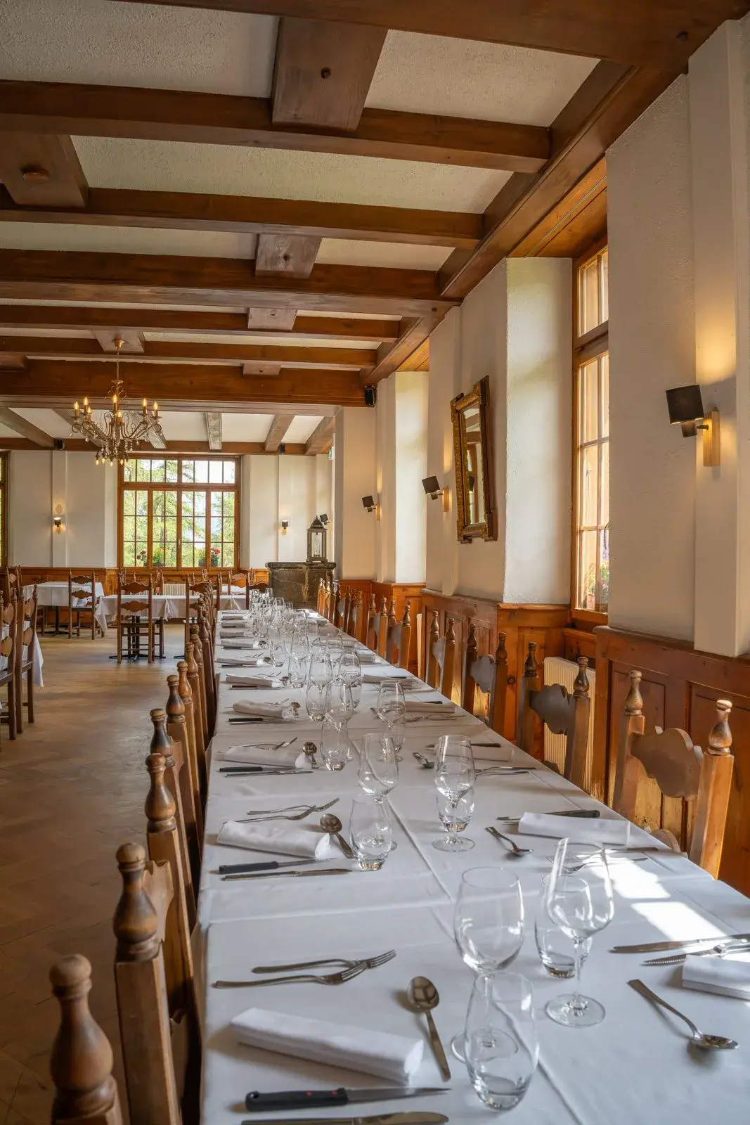Grande tablée dressée à L'Honorine, verrerie et lumière du soir — événements et mariages, Grand Hôtel & Kurhaus Arolla